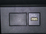 【充電用USB端子】デバイスの充電に便利です。※実際の接続端子は写真で確認or店舗までご気軽にお問合せください♪