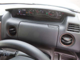 【運転席アッパーボックス】パッと取り出しやすい位置にあるボックスなので、お財布などの小物から本などの小冊子、駐車券など、よく使うものの収納に便利です。