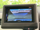 後方の様子をモニターで確認でき、駐車時や後退時の周囲確認をサポートします。車両後方の状況を画面で確かめながら操作できるため、駐車スペースへの出入りなど日常の場面で役立ちます。
