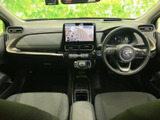 運転席まわりは前方の視界が広く、着座した状態でメーターや中央画面を確認しやすいレイアウトです。シートと操作部がまとまり、毎日の移動にも落ち着いてお使いいただけます。
