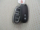 【スマートキー】かばんやポケットに携帯するだけで、ドアの開け閉め・エンジンの始動が可能です。また、ボタン操作でもドアの開け閉めが可能です。