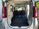 両方倒すと広いラゲッジスペースができます