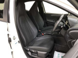 自然でストレスの少ない運転席を追求し、シート形状やシフトノブの配置にまでこだわっています。ドライビングポジションを低い位置に設定し、クルマと一体になれるような感覚で運転ができます。