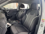 クオリティの高いシートを採用するのは、Audiのクルマづくりの哲学のひとつです。特に座り心地が重要です。体の大きなドイツ人が座っても頑丈な耐久性があります。。しかも肌触りも良く高級家具のようです。