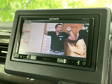 テレビ番組を画面で楽しめる装備を備えています。お出かけの合間など、停車中に映像を視聴したい場面で活用でき、画面表示も見やすく、休憩時間を過ごす際の楽しみが広がります。