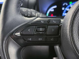 ハンドルから手を離さずに、オーディオの音量を変えられます。事故を未然に防ぐ工夫は必要ですね。