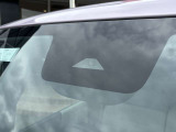 フロントガラスの上部には衝突軽減ブレーキの装置も付いており、より安全に運転を楽しんでいただくことができます。