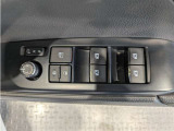 パワーウィンドウのスイッチですよ。 運転席に居ながら窓を開け閉めのコントロールできますよ。 ロック機能で、子供がイタズラして窓を開けるという事も無くなりますよ。