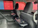 運転席及び助手席後ろには後席用テーブル&ドリンクフォルダーを装備☆