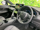 運転席と助手席に囲まれた空間は、シートの座面や背もたれにゆとりを感じられるつくりです。落ち着いた色調でまとまり、同乗される方にも快適に過ごしていただきやすい室内です。
