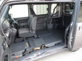 軽バン初のピラーレス仕様を採用。助手席側に1580MMの大きな開口部が生まれ、荷室へのアクセスが向上しました。ピラーの機能は助手席ドアとスライドドアに内蔵し、高い衝突安全性能も確保しています。