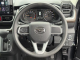 手元にオーディオなどの操作ボタンがまとまり、運転姿勢を保ちながら必要な操作を行いやすい設計です。メーターも前方に確認でき、運転席まわりの機能が見渡しやすく整っています。