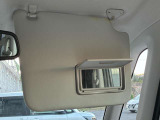 運転席のサンバイザーにはミラーがついております。