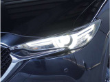 【LEDヘッドライト】悪天候や夜間走行時も良好な視界を確保し安心して運転できる高輝度LEDヘッドライトを装備。明るい上に点灯速度が早く消費電力も抑えられています。