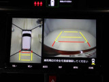 パノラミックビューモニターを装備。駐車場や交差点でクルマを真上から見るように周囲を確認できます。機能の詳細は販売店スタッフまでおたずねください。