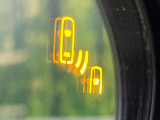 【ブラインドスポットモニター】走行中、ドアミラーの死角になりやすい箇所に後続車が接近するとサイドミラーのレンズに警告を表示!ドライバーに注意喚起をしてくれます。
