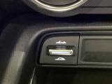 電動ハードトップの開閉はインパネにある開閉スイッチにて操作致します。