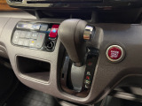 インパネシフトだから視線の移動も少なく足元もスッキリ♪運転席もゆったりしているのでゆとりを持ってドライブできますね!