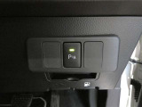 コーナーセンサーを車の前後に装備。障害物までの距離に応じて警告音を変えてお知らせ。縦列駐車時や駐車場・車庫などでの取り回しをサポートします。詳細は販売店スタッフまでおたずねください。