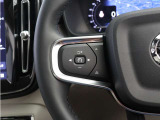 前方車を自動追従するアダプティブクルーズコントロールに加え、ステアリング操舵も行う進化型クルーズ『パイロットアシスト』を搭載。車体を車線内へと適正に維持しつつ先行車を忠実に追従します。