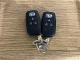 【スマートキー】 スマートキーを携帯していれば、ドアハンドルのボタンを押してロックの解除ができ、パワースライドドアもワンタッチで開閉できます。