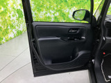 窓から外の景色を確認しやすく、運転席からの見通しにも配慮された配置です。ドア内側にはアームレストとポケットが備わり、乗車中に手元へ置きたい小物の収納にも活用できます。