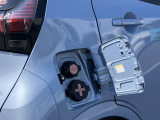 車両の右側に普通充電・急速充電ソケットが付いています。