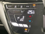 【オートエアコン】一度お好みの温度に設定すれば、車内の温度を検知し風量や温度を自動で調整。暑い&hellip;寒い&hellip;と何度もスイッチ操作をする必要はありません。快適な車内空間には必須の機能ですね♪