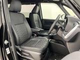 前席はセパレートタイプ!運転席と助手席にはアームレスト付!ホールド感のあるシート形状で、体をしっかりとサポートしてくれます!