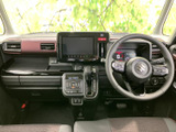 運転席まわりは計器や画面が見渡しやすくまとめられ、前方の視界も広々としています。落ち着いた色合いのシートとすっきりした足元で、毎日の移動も快適に過ごせます。