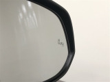 《ブラインドスポットモニター(BSM)》隣の車線を走るクルマをレーダーで探知。ドアミラーでは確認しづらい死角エリアのクルマを、ミラーについたLEDインジケーターを点滅させ、ドライバーに注意を促します。
