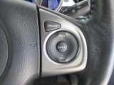 ハンドル右側はクルーズコントロールのスイッチを装備しています。運転中の操作も安心して行えます。