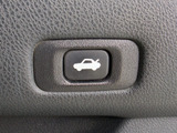 ボタン一つでトランクオープンが可能!車内から操作できる為、非常に便利な装備の一つとなります!
