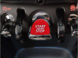 MINIの内装はとにかく『円』に拘ったデザインコンセプトが一目で伝わってきます。これほど円形に拘った車は他に御座いません。伝統のデザイン、トグルスイッチなど遊び心のある内装で御座います。