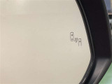 《ブラインドスポットモニター(BSM)》隣の車線を走るクルマをレーダーで探知。ドアミラーでは確認しづらい死角エリアのクルマを、ミラーについたLEDインジケーターを点滅させ、ドライバーに注意を促します。
