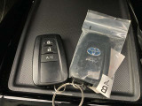 ドアの開閉時、両手が荷物で塞がっている時はキーレスでのカギの解除が大変ですよね。スマートキーはポケットやバッグに入れておけば、ノブに触れただけでロックの解除が可能です。とても便利な機能です。