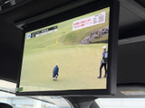 後席からも見やすい位置にモニターを備え、テレビ番組などを楽しめます。同乗者の移動中の過ごし方の幅が広がり、ご家族でのお出かけや長時間の移動にも活用しやすい装備です。