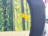 【ブラインドスポットモニター】走行中、ドアミラーの死角になりやすい箇所に後続車が接近するとサイドミラーのレンズに警告を表示!ドライバーに注意喚起をしてくれます。