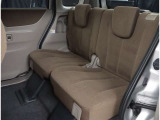 リアシートは可倒式になっていますので、長いお荷物も収納できます!!