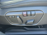 運転席メモリー付きフロント電動シート装備。