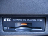 ETCなら高速道路をスイスイと通過!!クルマは料金所をノンストップで通過することができます!