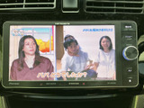 停車中にテレビ番組の映像を楽しめる画面を備えています。画面いっぱいに映像が表示されるため、休憩時間に車内で過ごす際にも活用できる便利な装備です。