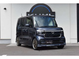 グレーのボディとブロンズカラーのホイールが好相性です!KUHLの前後・サイドエアロを備え、車体の下部までまとまりのあるスタイルに仕上がっています。