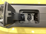 普通充電は6kWの高い出力で行うため、満充電まで約4.5時間という早さです。別売りの「AC外部給電器・AC100V/最大1500W」を普通充電ポートに差し込んで使用すればさまざまな電化製品が使えます。