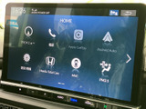 ナビや電話、スマートフォン連携などのメニューがまとまり、目的の機能を選びやすい画面構成です。設定や車両情報の確認にも活用でき、日々の運転を便利にサポートします。