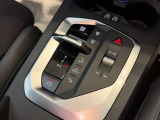 運転中にもオーディオの音量やFMの切り替えなどステアリングでの操作で切り替え可能なため、ステアリングから手を放す必要がない為、運転中でも操作が簡単でございます。