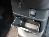 【センターロアボックス】車内に置いておきたい小物を収納するのに便利です。