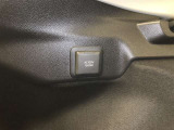 ラゲージルーム左側に、アクセサリーコンセント(AC100V・1500W)が設置されています。非常時給電システムが使用可能。機能の詳細は展示店舗までお尋ねください。