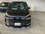 車両前方よりライトとウインカーを点灯させた状態です