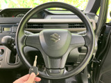 メーターを前方に配置し、運転中も視線移動を抑えて速度などを確認しやすいレイアウトです。中央のステアリングと合わせて、必要な情報を把握しやすい運転席まわりです。
